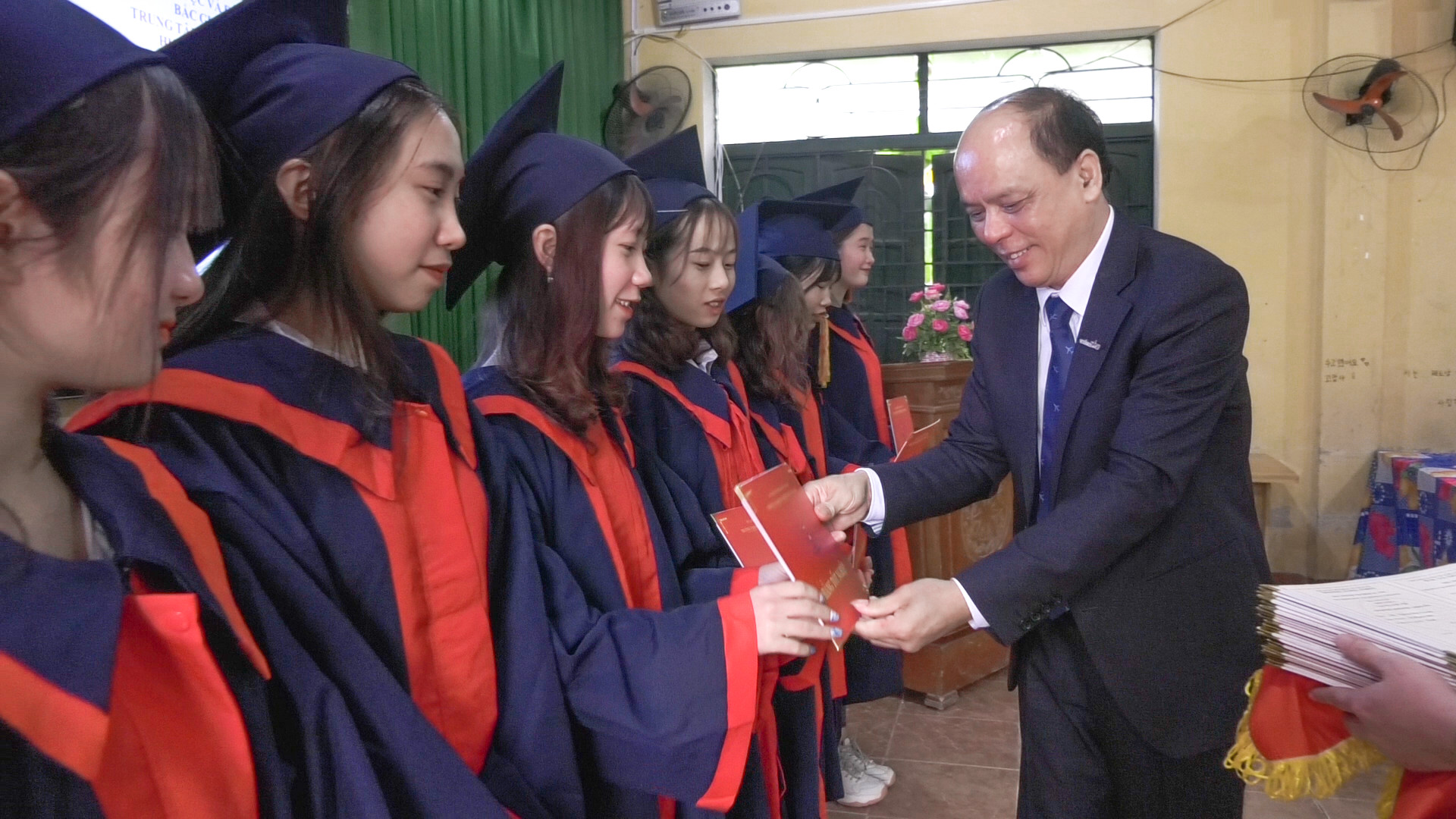 Bế giảng lớp Trung cấp nghề May thời trang và trao bằng tốt nghiệp cho 27 em học sinh học tại Trung tâm GDNN-GDTX Lục Nam.