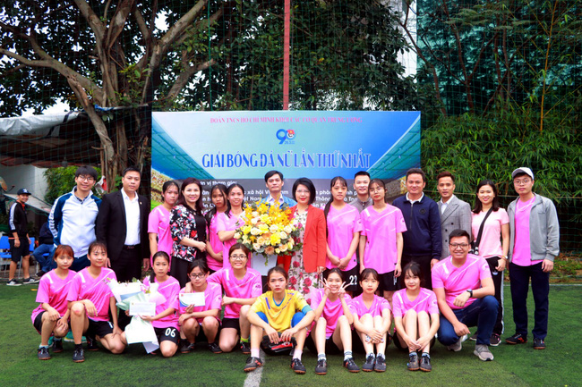 Đội bóng đá nữ Đoàn TN Bộ LĐ-TB&XH giành ngôi Á quân giải bóng đá Đoàn Khối cơ quan Trung ương