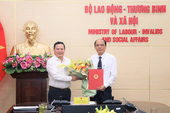 Thứ trưởng Lê Văn Thanh trao Quyết định nghỉ hưởng chế độ BHXH cho Phó Hiệu trưởng Trường Cao đẳng nghề Kỹ thuật công nghệ