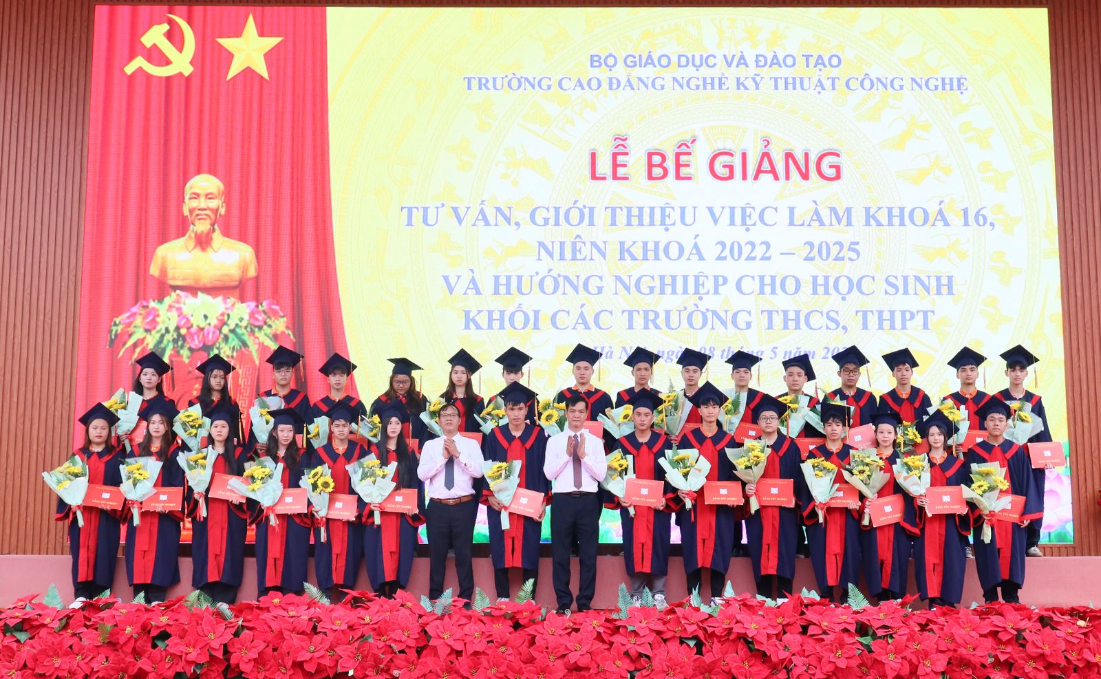 Trường Cao đẳng nghề Kỹ thuật công nghệ tổ chức trao bằng tốt nghiệp cử nhân và kỹ sư thực hành cho hơn 1.100 học sinh, sinh viên