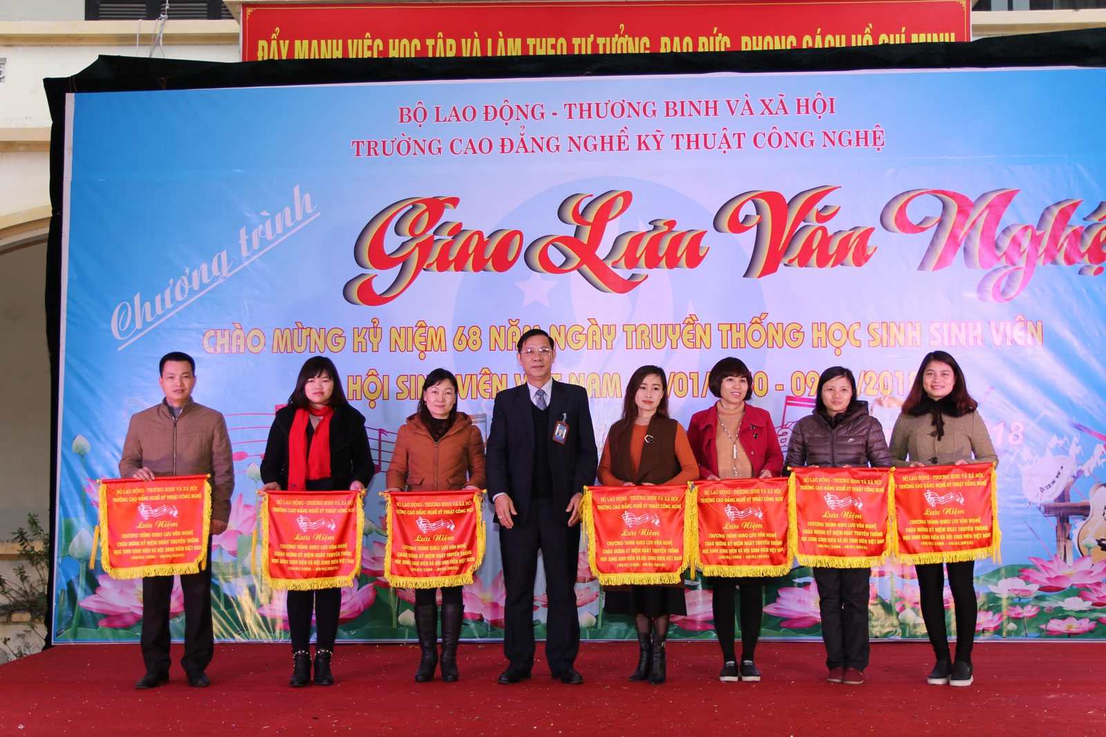 Chương trình giao lưu văn nghệ chào mừng kỷ niệm 68 năm Ngày truyền thống học sinh, sinh viên và Hội sinh viên Việt Nam