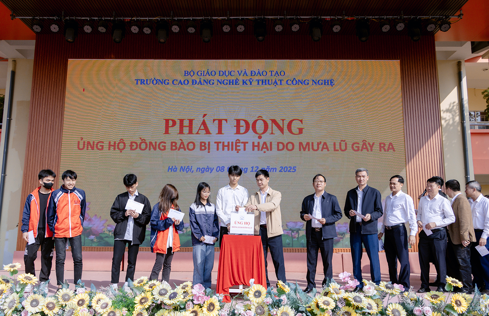 TRƯỜNG CAO ĐẲNG NGHỀ KỸ THUẬT CÔNG NGHỆ PHÁT ĐỘNG ỦNG HỘ ĐỒNG BÀO BỊ THIỆT HẠI DO MƯA LŨ