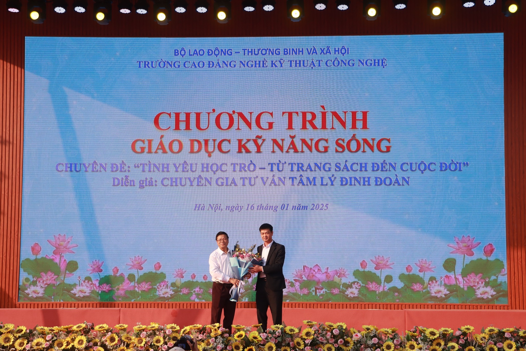  CHƯƠNG TRÌNH GIÁO DỤC KỸ NĂNG SỐNG VỚI CHUYÊN ĐỀ “TÌNH YÊU HỌC TRÒ – TỪ TRANG SÁCH ĐẾN CUỘC ĐỜI”